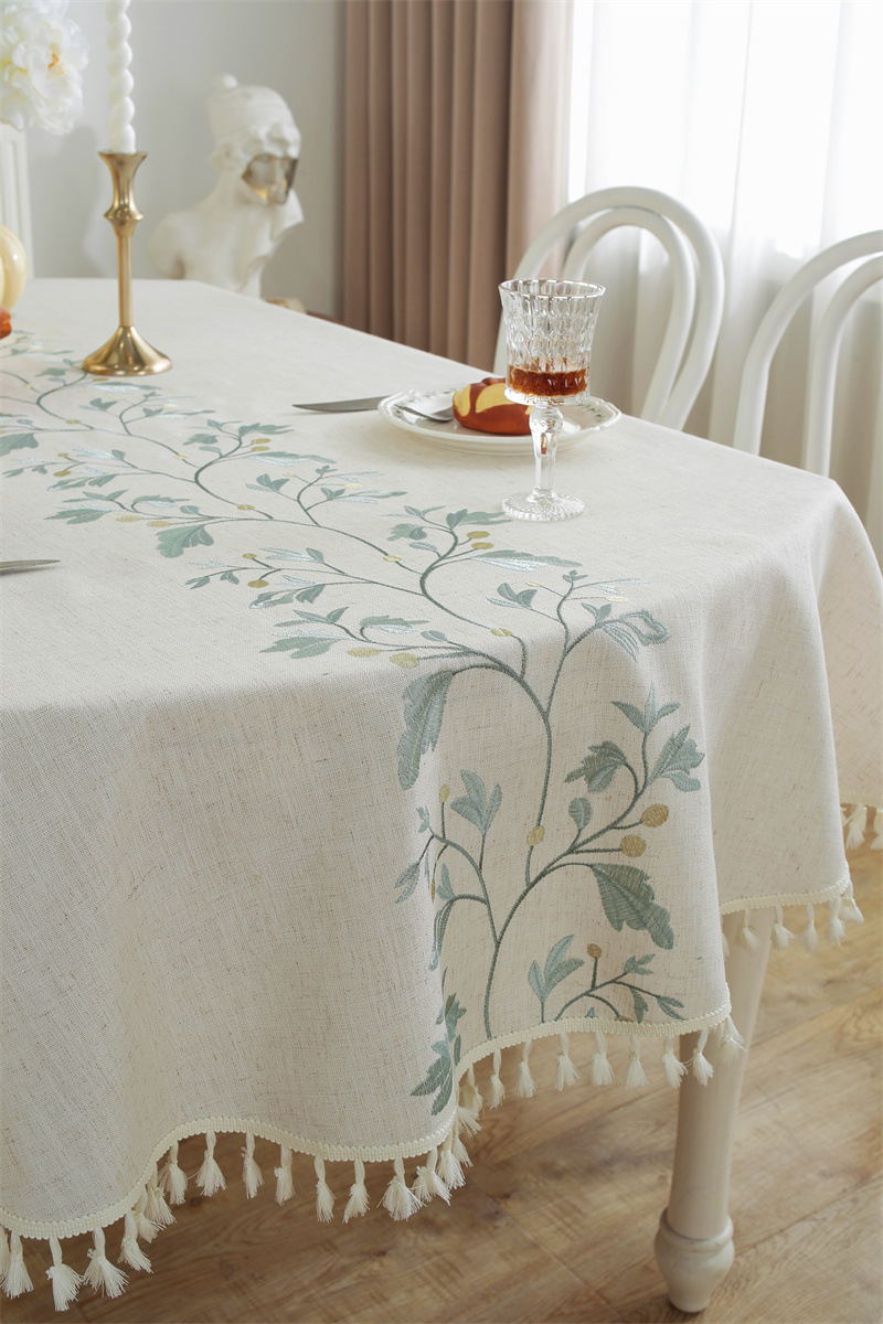 Nappe vintage à fleurs rouges en jacquard avec pompons_voghion.com