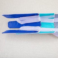 高齢者向けのクロスボーダー三本指靴下着用アーティファクト、靴下を履くための巾着付きシンプルな生地の靴下サポーター