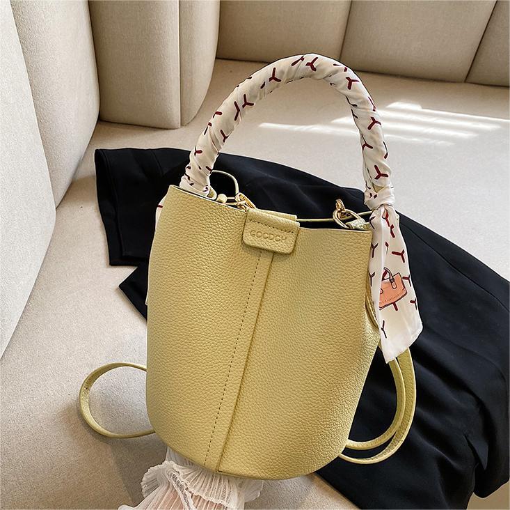 Bolso de mano universal bolso de mujer 2025 nuevo estilo estilo estilo extranjero sensación de bolso de cubo de verano sensación de alto nivel de hombro mochila