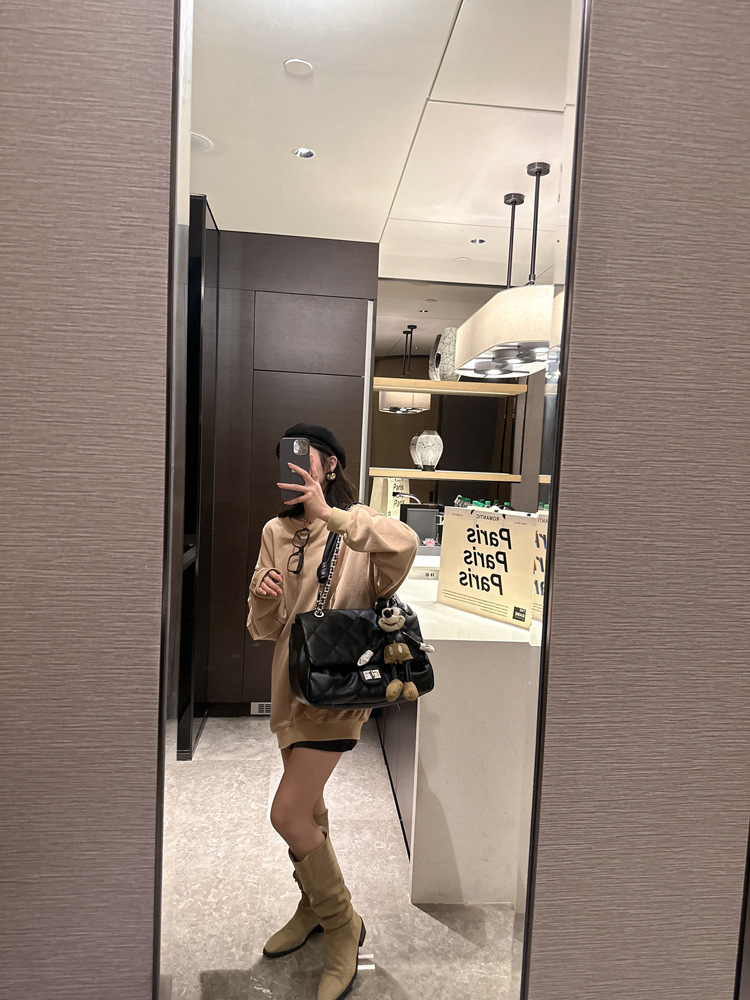 Túi đeo chéo nữ dây xích phong cách độc đáo, dung tích lớn, phù hợp đi làm — Màu đen treo trang trí chi tiết 10