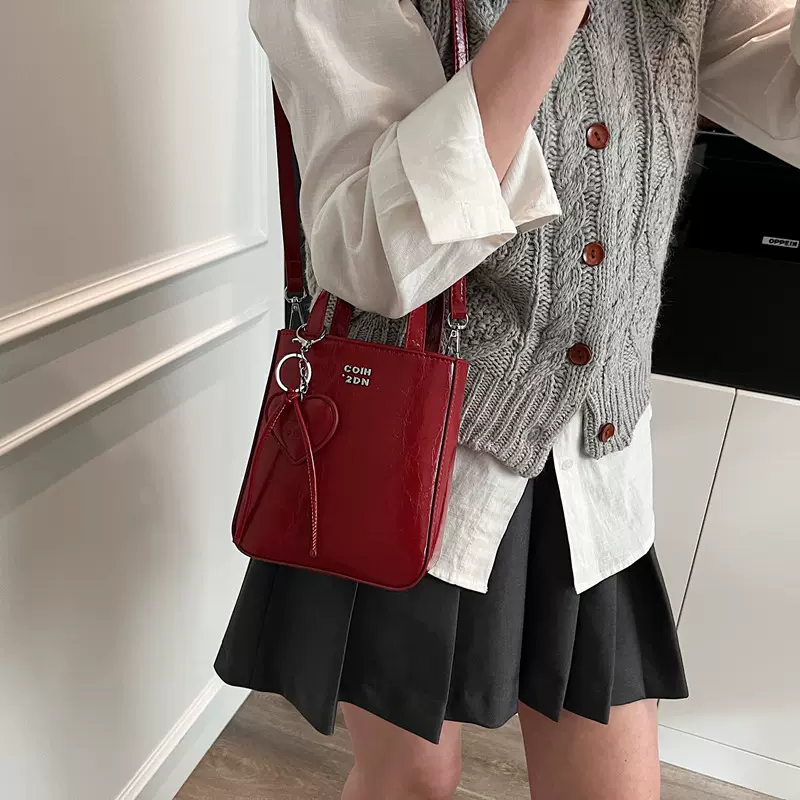 潮南风手机包包女新款高级感红色斜跨手提包休闲亮面时尚出行小包
