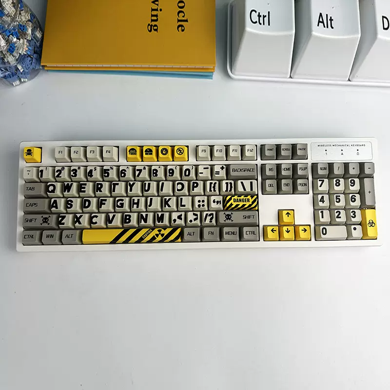 机械键盘  发光键盘 热升华键帽 无线三模键盘 非插拔 青轴 红轴