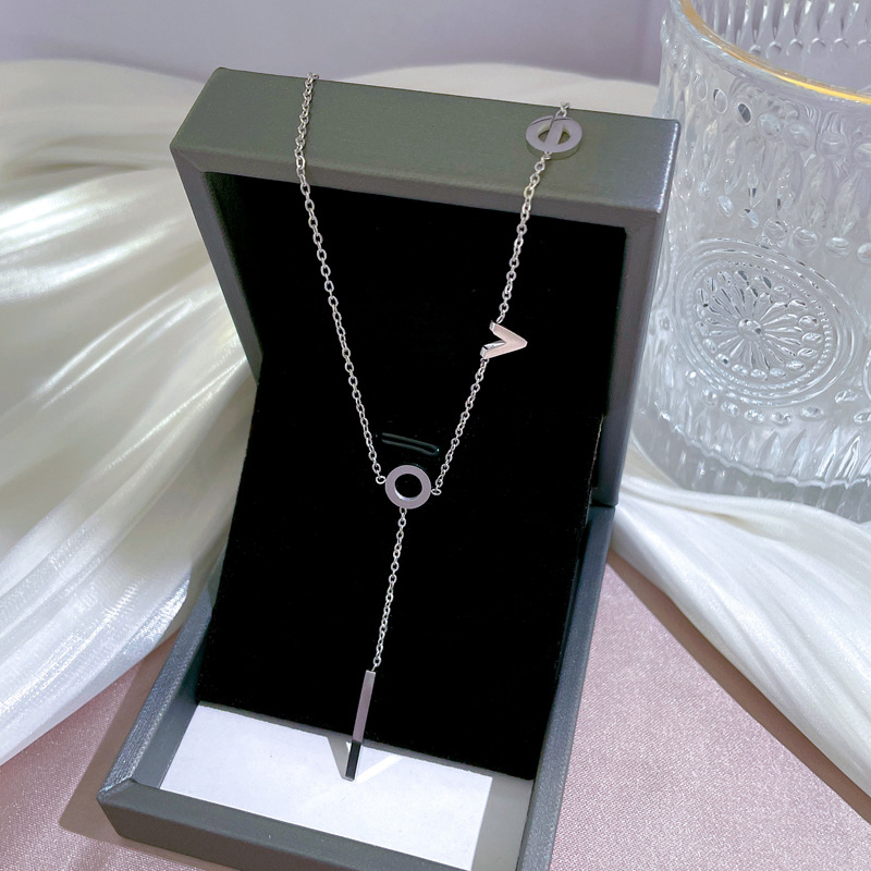 Collana minimalista in oro autentico da coppia AMORE, accessorio femminile con catena rossa con clavicola a rete_voghion.com