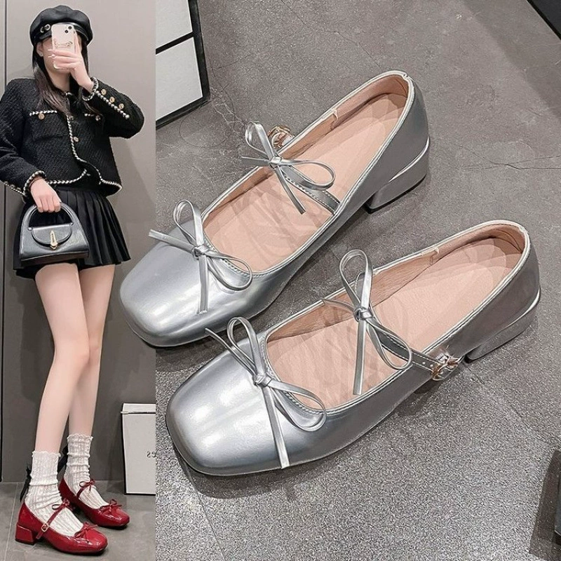 Серебряные балетки для женщин 2025 новый стиль с юбкой летние на небольшом толстом каблуке с бантом бабушки Мэри Джейн туфли маленькие кожаные туфли