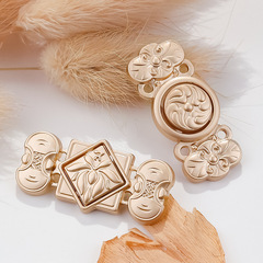 Ming-style Hanfu mother-and-child buckle cheongsam, vintage attire—metallic panel buttons, Song-era cloud-shoulder shawl, bi-jia double-button design, modern-chic decorative fasteners