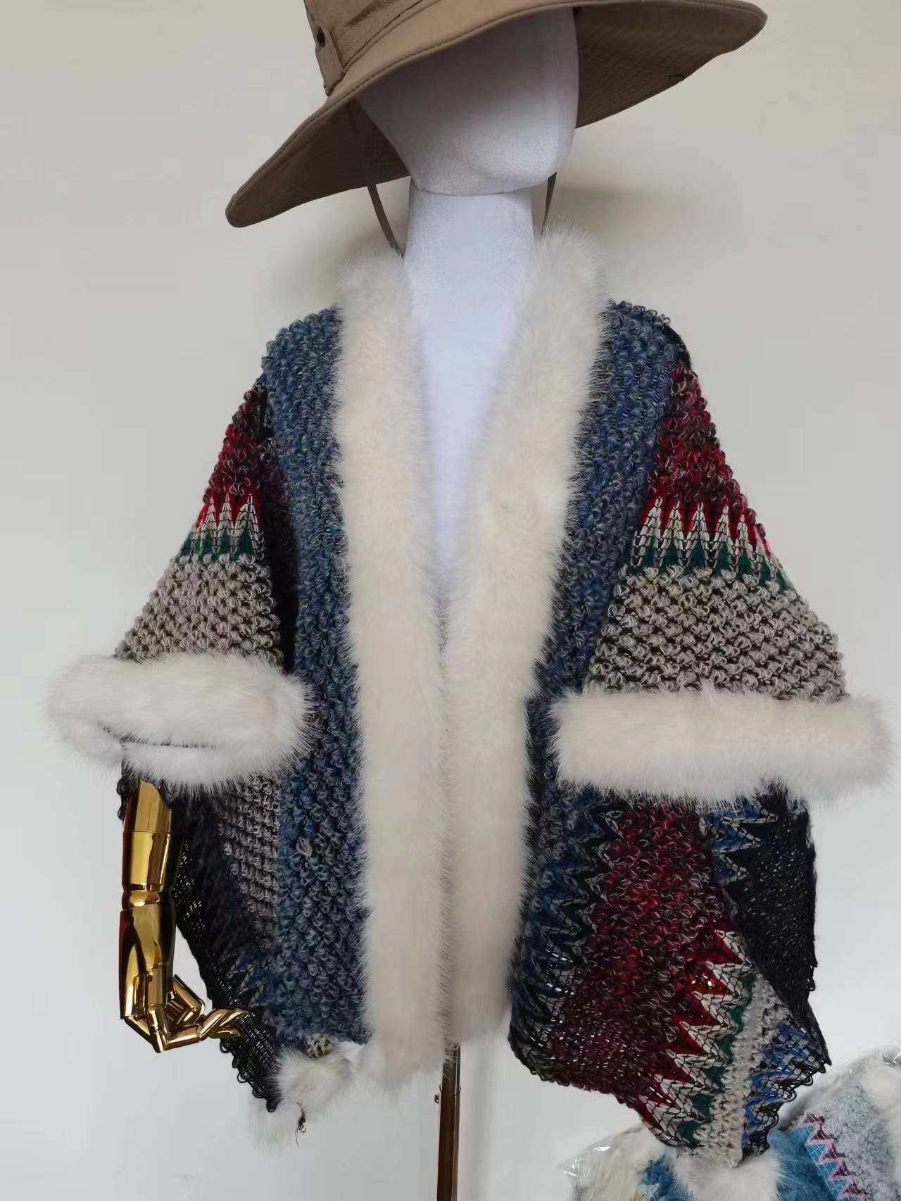 Scialle in stile etnico con collo in pelliccia, scialle a palla appeso, mantello termico_voghion.com