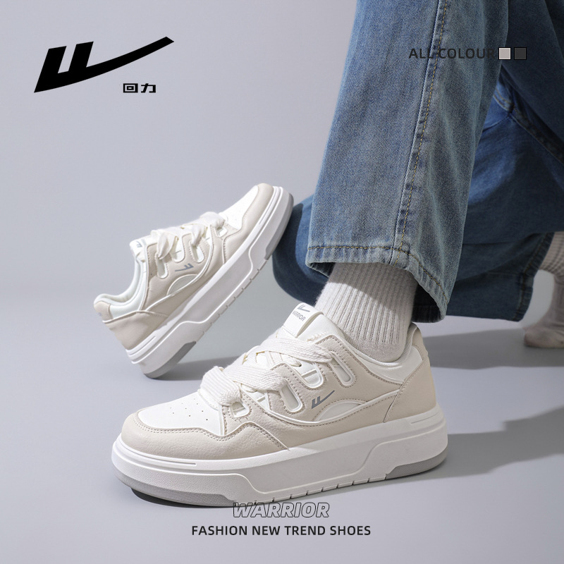 La tendencia de retorno de los nuevos zapatos de muffin de suela gruesa simple estilo universitario zapatos de hombre cómodos de alto valor visual, zapatos casuales blancos pequeños