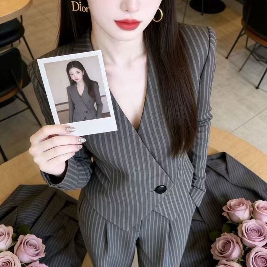 Old-fashioned, mature, and sophisticated style: a complete high-end gray striped V-neck suit and wide-leg pants set perfect for commuting.