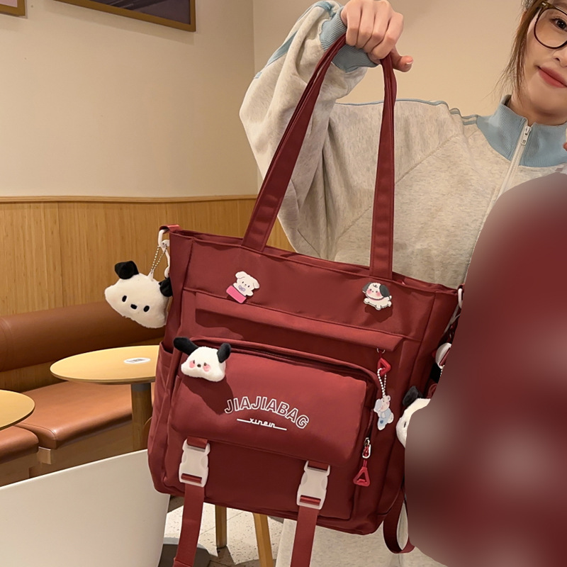 배지 3개 + 홍당무 강아지 + 검은 귀 강아지 펜던트가 달린 빨간색 숄더백