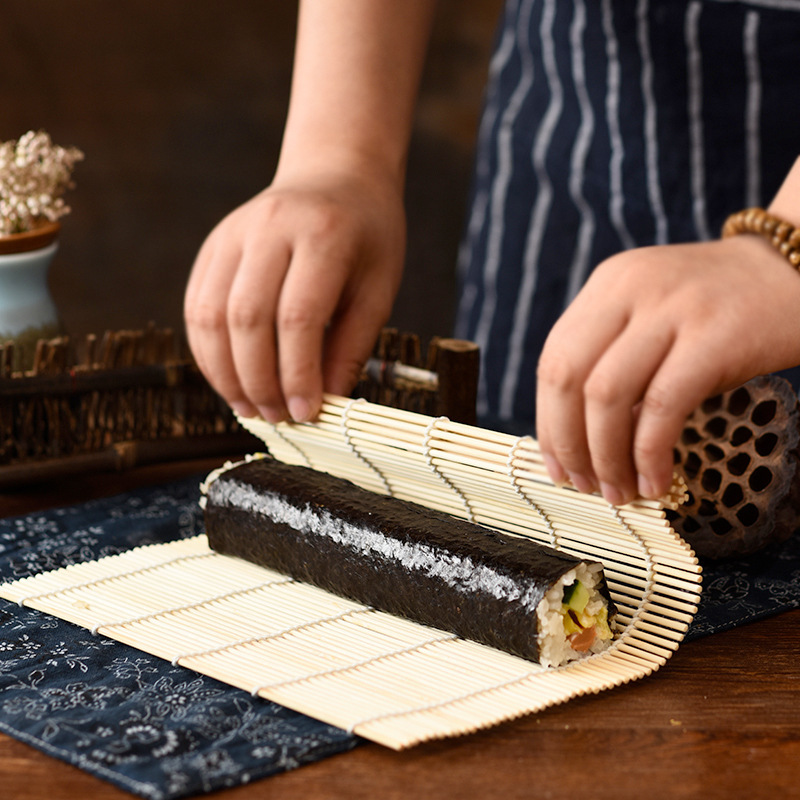日本式寿司カーテン家庭用おにぎり道具をつけずに海苔でご飯を包む竹のカーテン寿司を作ってシャッターを並べて金型を作る|undefined