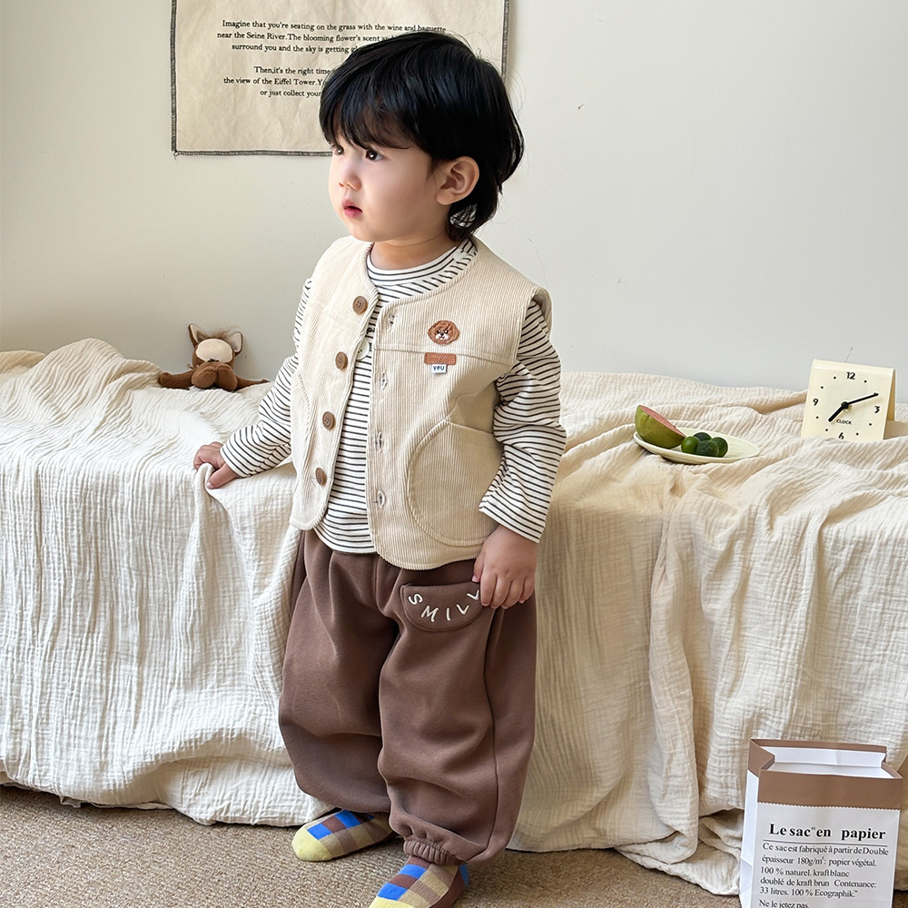 Versión coreana de ropa de otoño e invierno para bebés, chaleco de pana grueso y cálido más pantalones de terciopelo, camisa de fondo a rayas, traje de tres piezas