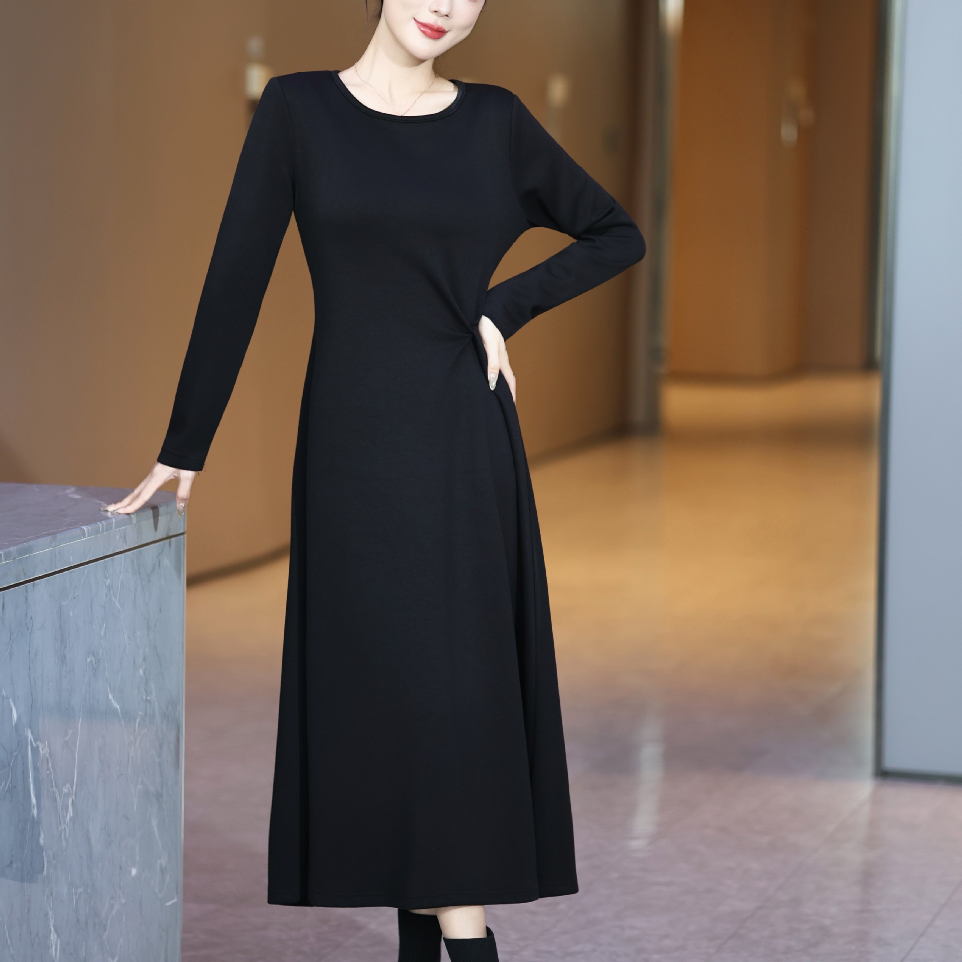 极简风女装2025秋冬新款时尚百搭长款打底裙长裙长袖黑色连衣裙