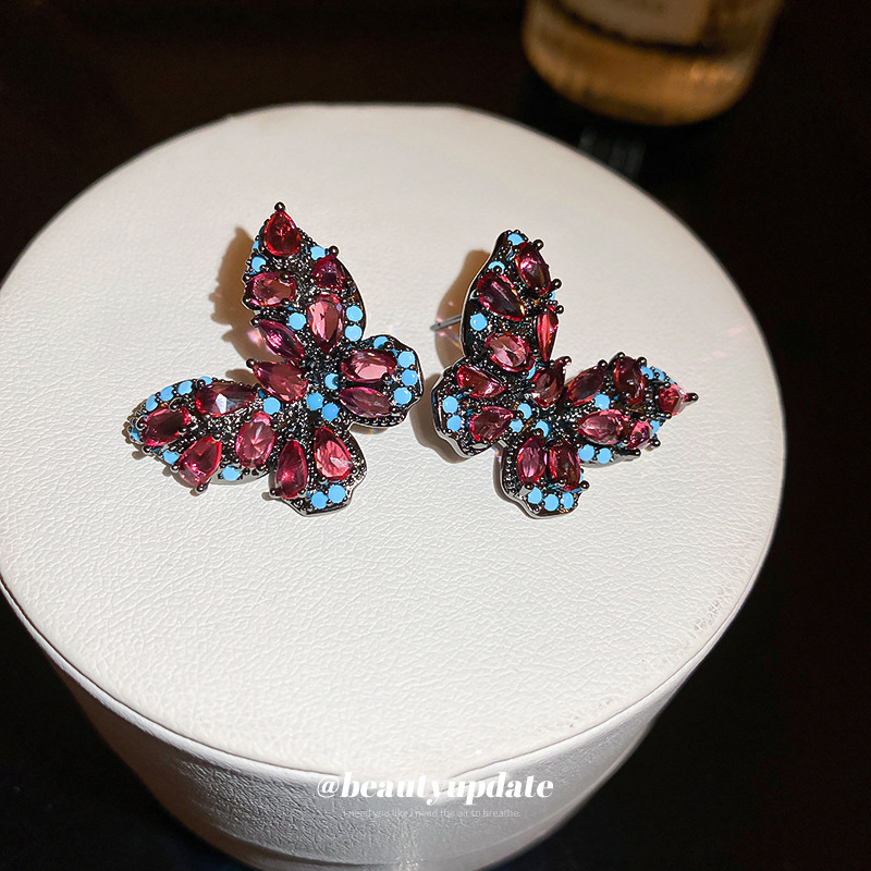 Corea del Sur ins nicho pendientes de alto grado luz pendientes de temperamento de lujo para las mujeres Pendientes de mariposa de circón personalizados retro de aguja de plata