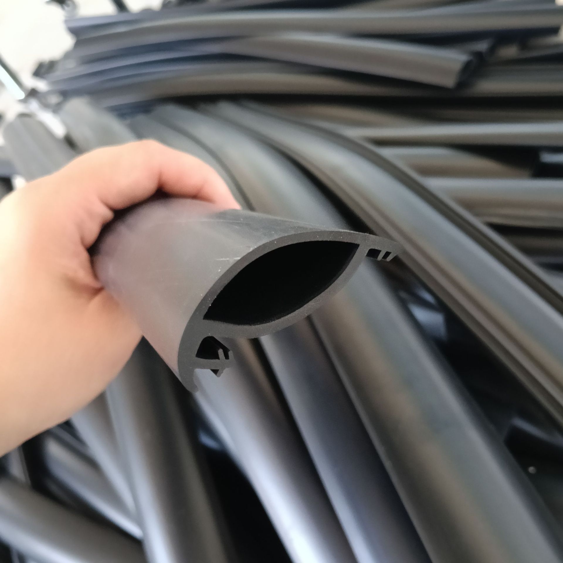 Three-component EPDM car door soundproofing and sealing strip, universal, thickened, windproof, dustproof, and impact-resistant decorative sealing strip