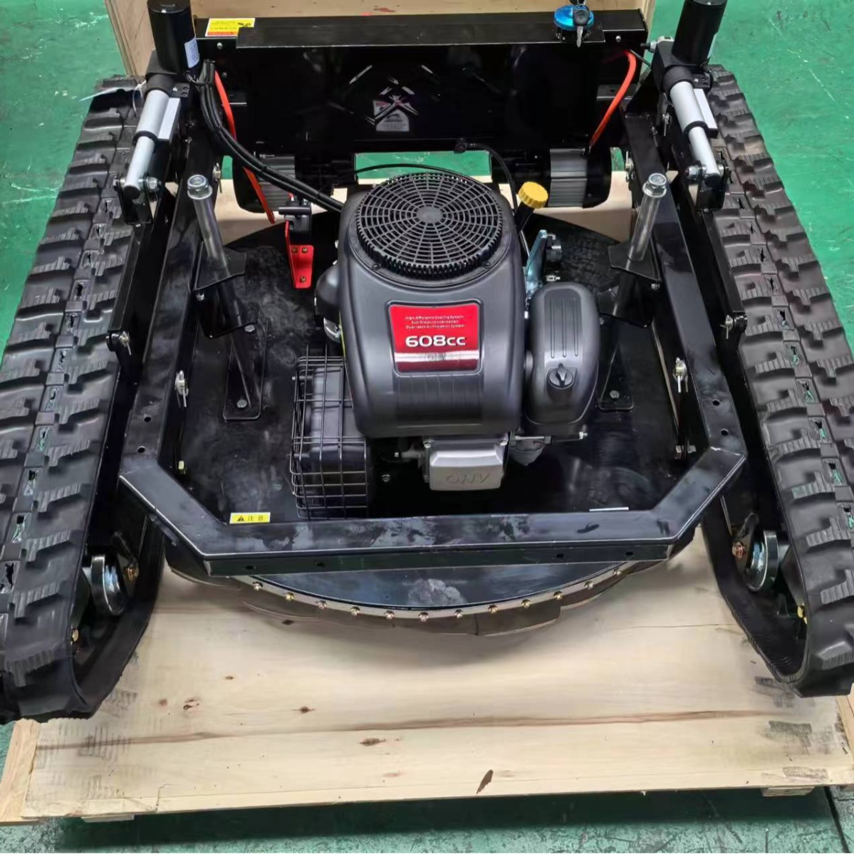 出口新西兰履带式遥控割草机 Robotic Lawnmower 果园农用除草机