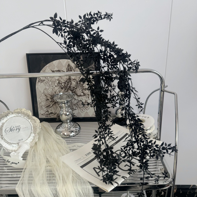 매달린 장미 잔디