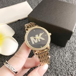 ���R�dˮ荕r��Ů��Īɣ��ֱ��rƤ���N������˲��P䓸��ֵ�ֱ�