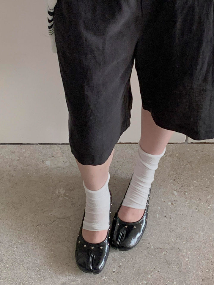 Giày búp bê nữ mũi tách ngón da cừu đính đinh tán, gót vuông thô 3–6 cm — Màu trắng, màu đen chi tiết 7