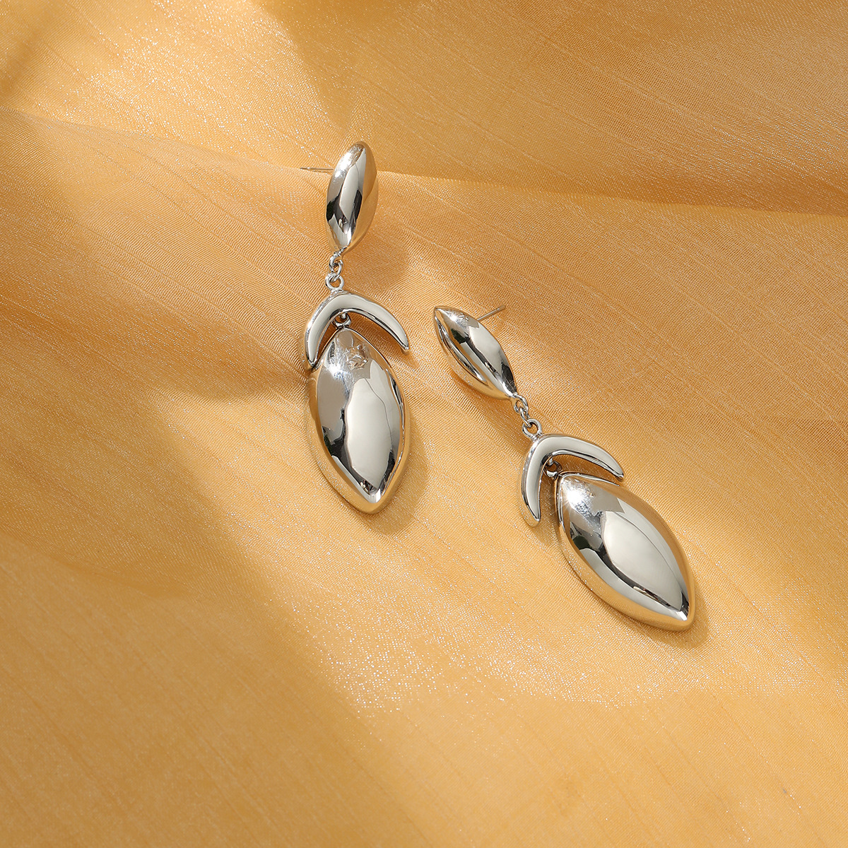 1 Pair Elegant Simple Style Water Droplets 304 Stainless Steel 18K Gold Plated Drop Earrings display picture 5