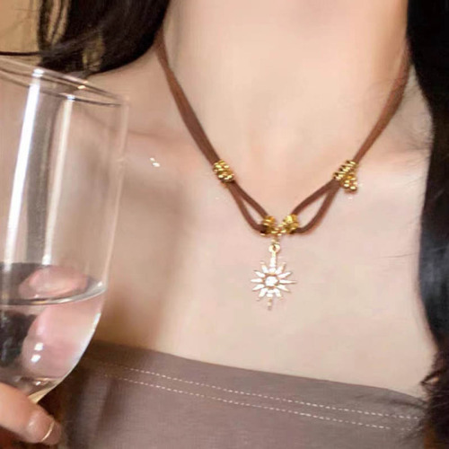 New Retro Sunflower Star Pendant Necklace Women's Light Luxury Temperament High-end Sweatshirt Sweater Chain Trendy