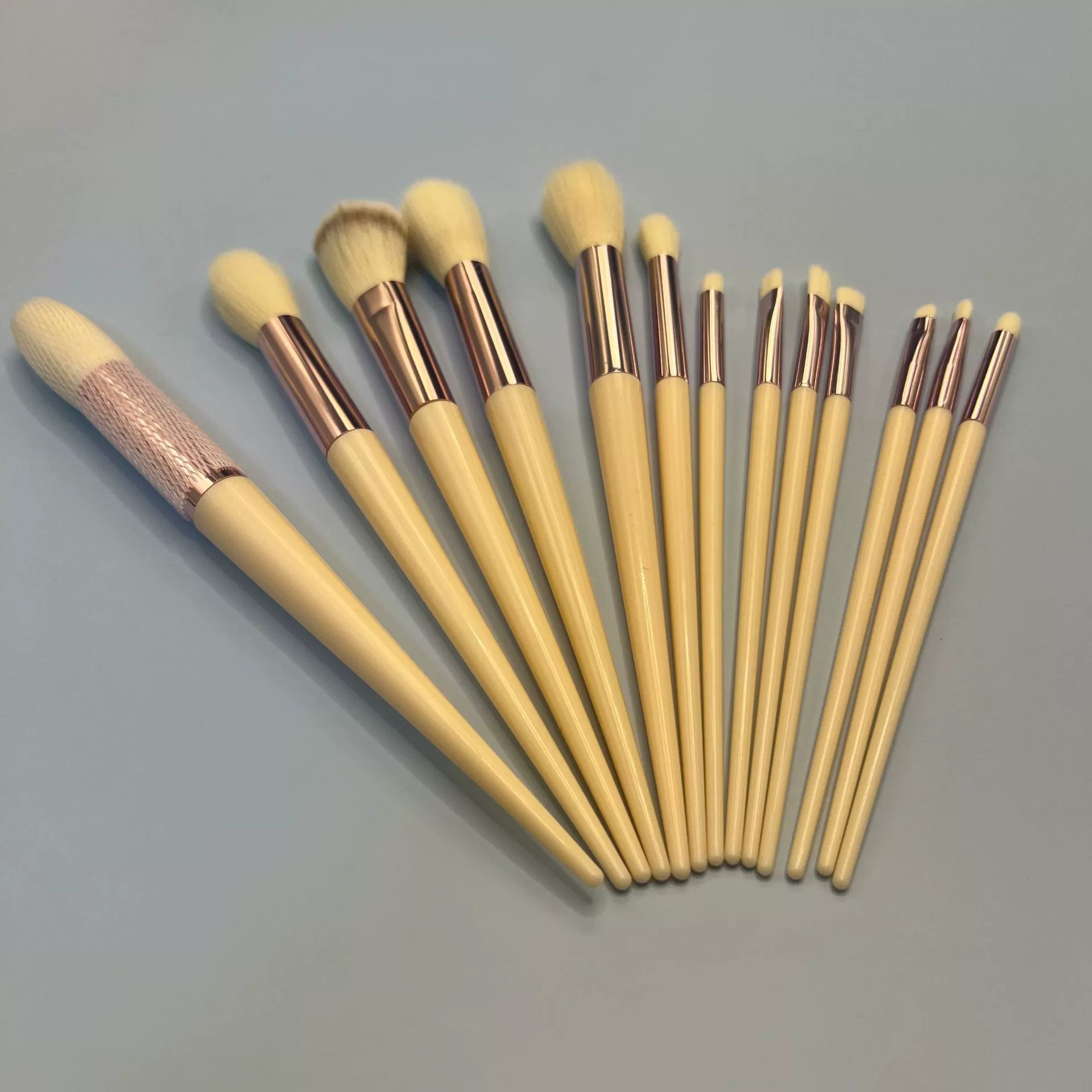Foundation, concealer brush, 13 pieces