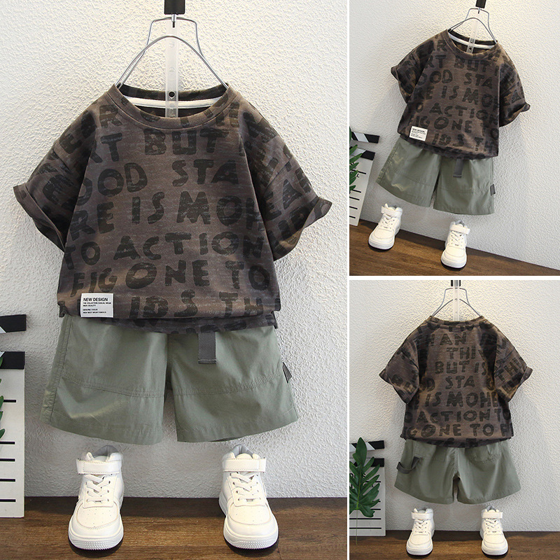 8018 traje de manga corta para niños verano suelto manga de cinco puntos 2025 nuevo traje de dos piezas con estampado de letras para niños pequeños y medianos