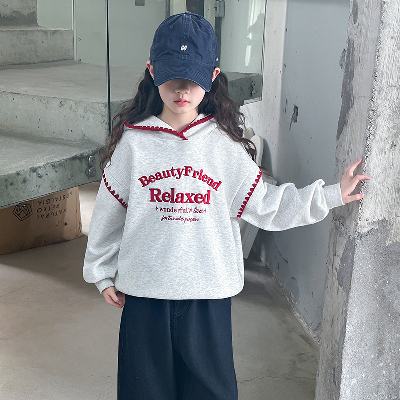 Girls' hooded sweatshirt, autumn 2025 new style, fashionable and casual, letter embroidery, girl's base layer.
