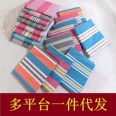 爽やかでシンプルな伝統的なベッドシーツの寝具は肌に優しい学生寮ベッドの寝室の粗布と同じ花です。