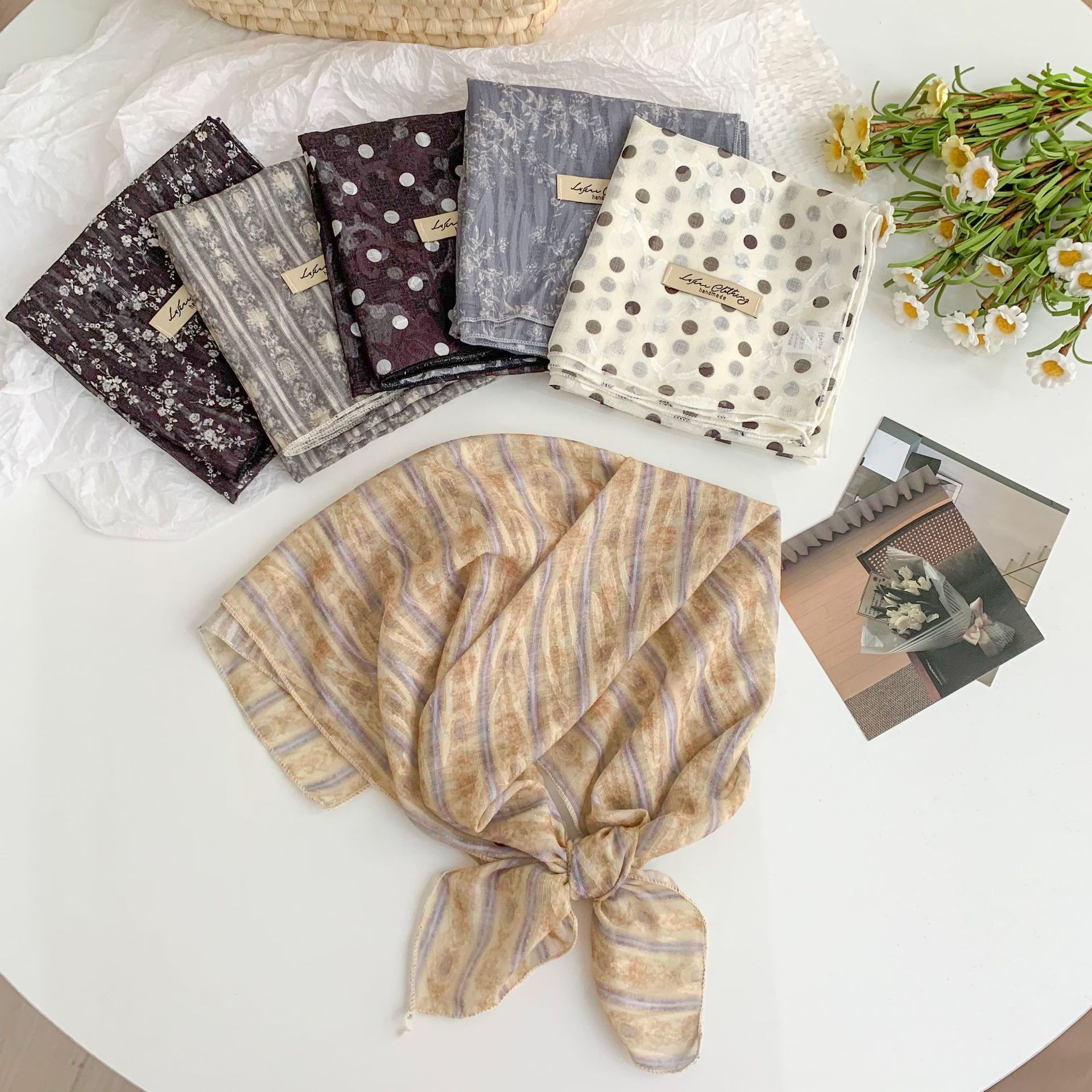 Bufanda de seda, bufanda cuadrada pequeña, sentido de alta gama, sentido de la atmósfera de todo fósforo coreano, pañuelo fino de primavera y verano, accesorios para el cabello pastoral femenino de verano