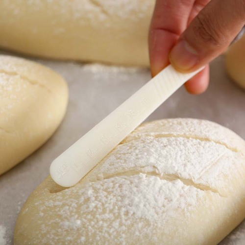 Cross-border plastic handle carbon steel bread knife baking tool European bread baguette scoring cake base layer slicing knife