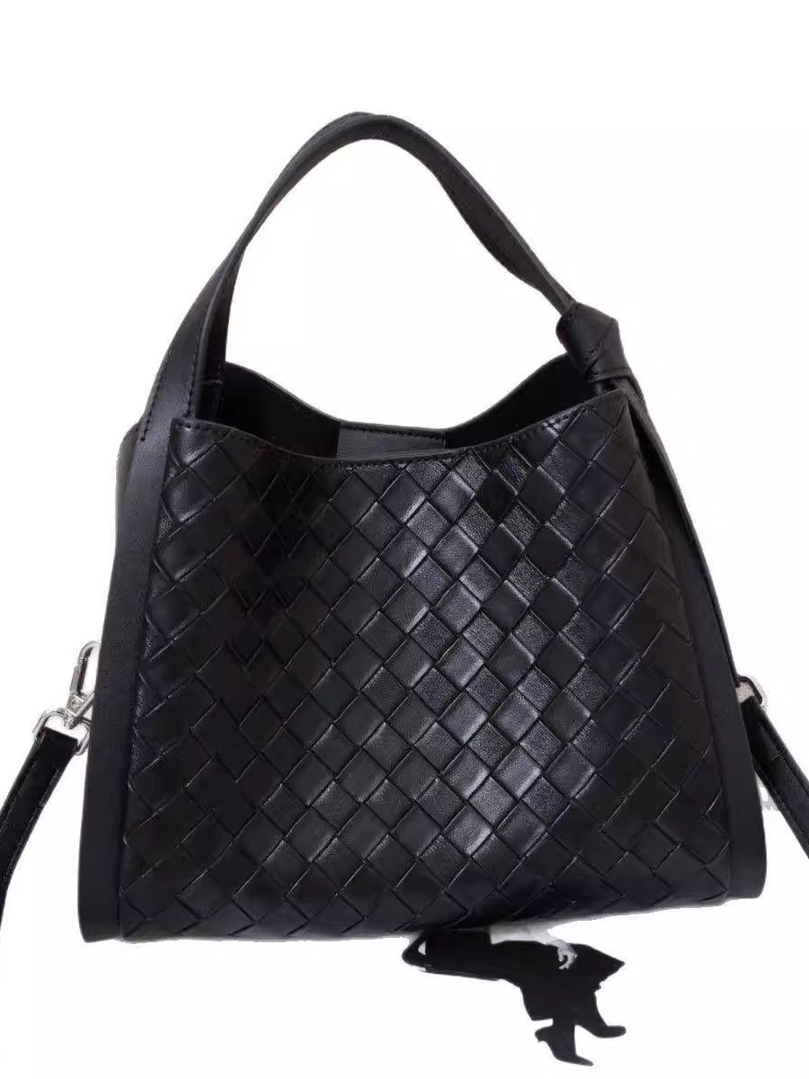 Alta sensación de moda de cuero suave bajo la axila bolso tote para mujeres 2025 verano nuevo gran capacidad versátil bolso de hombro