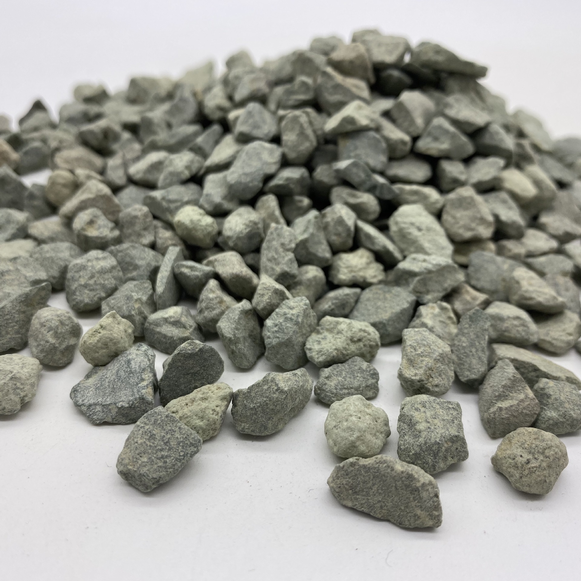 养鸡场用水除氨氮沸石滤料 水过滤沸石滤料 尾矿水过滤除氨氮沸石