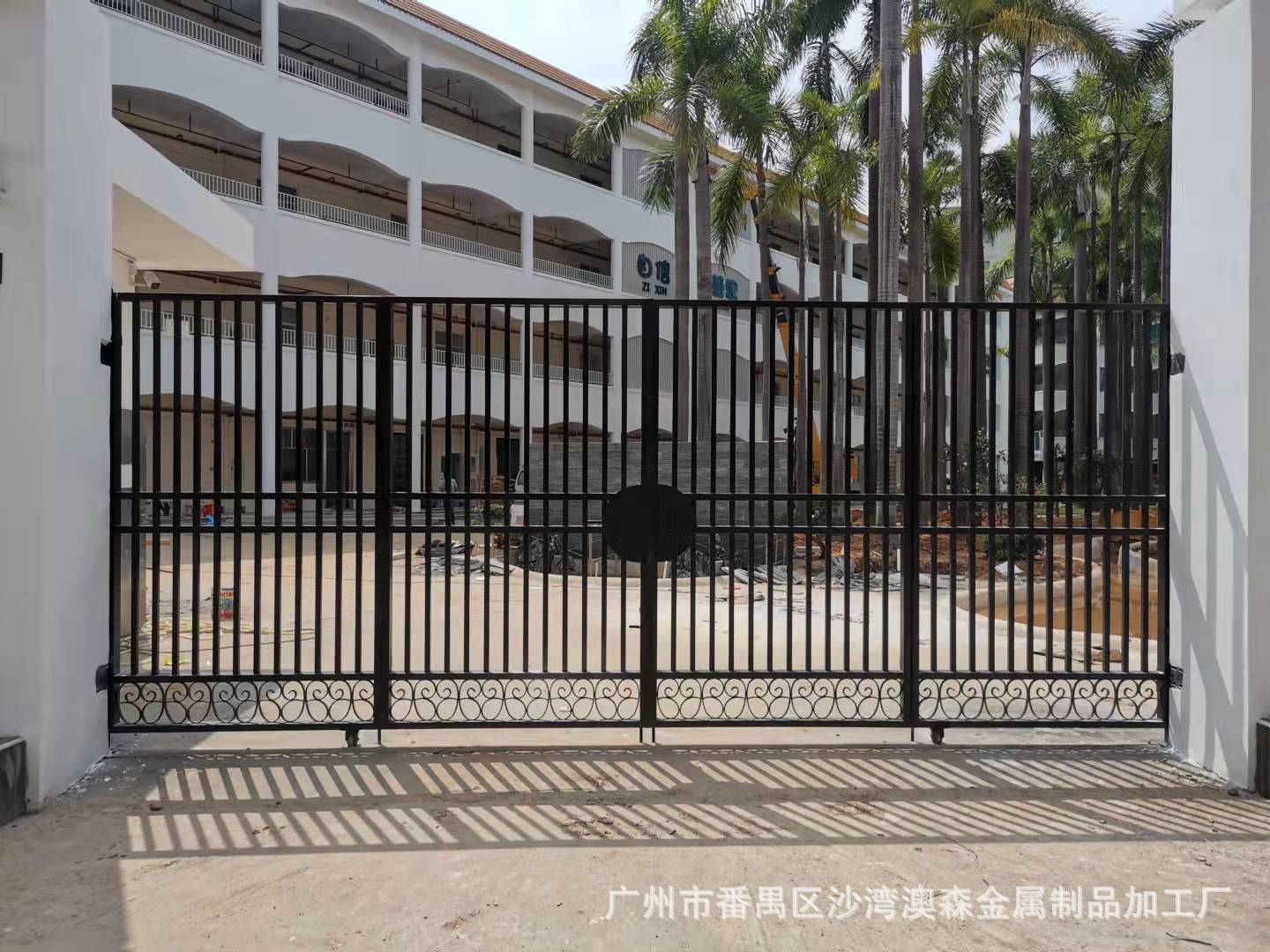 广州厂家制作折叠双开手动铁门小区入口手动四折镀锌方管铁艺大门-阿里巴巴