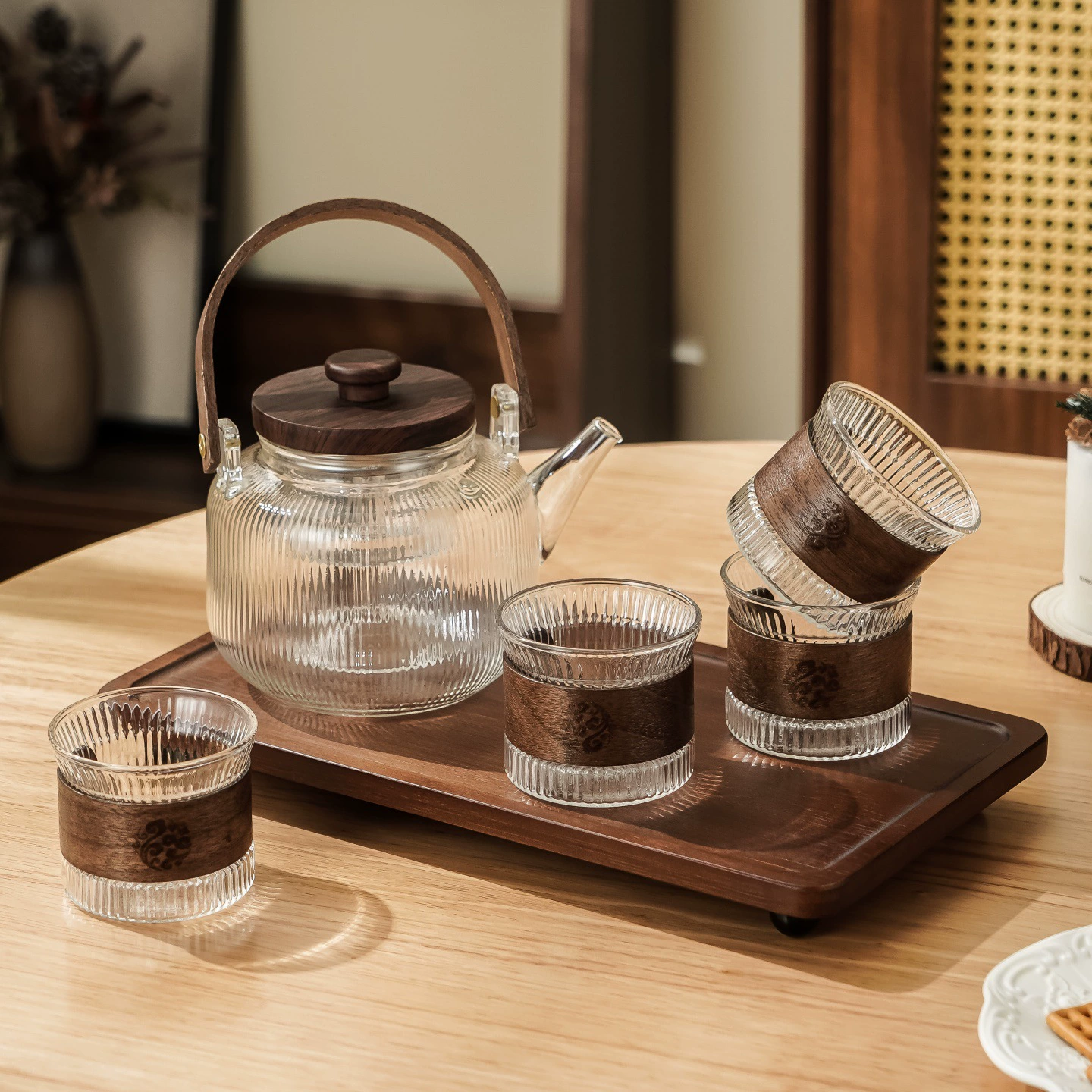 Высококачественный набор для воды из боросиликатного стекла с вертикальными полосками, чайник со стеклянной ручкой, крышка из орехового дерева, жаропрочный чайный набор.
