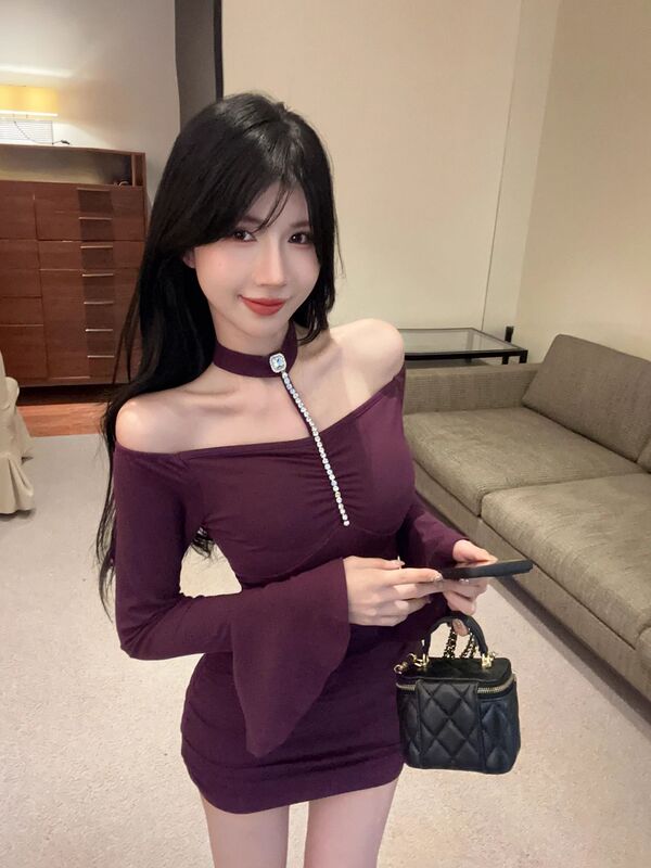 Purple Bell-Sleeved Halterneck Dress for Women in Autumn and Winter, Cool and Cool, Hip-Hugging Little Mom Dress, One-Shoulder Beautiful Dress