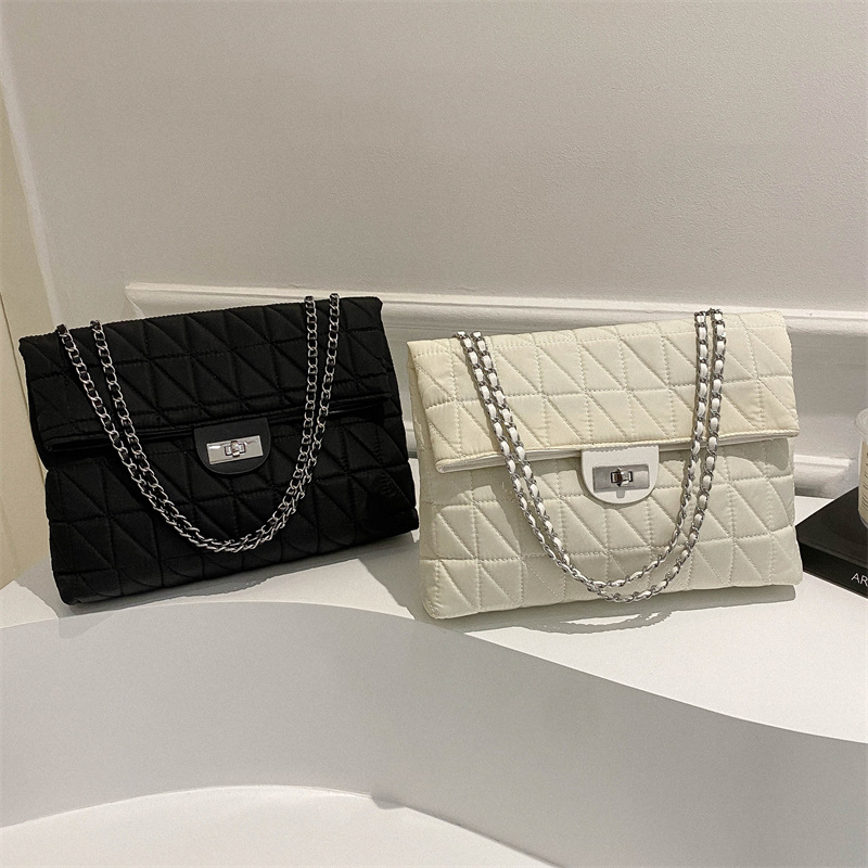 Commuting gran capacidad bordado bolso de diamante de invierno 2024 nuevo estilo textura mochila bolso de cadena de hombro ocio