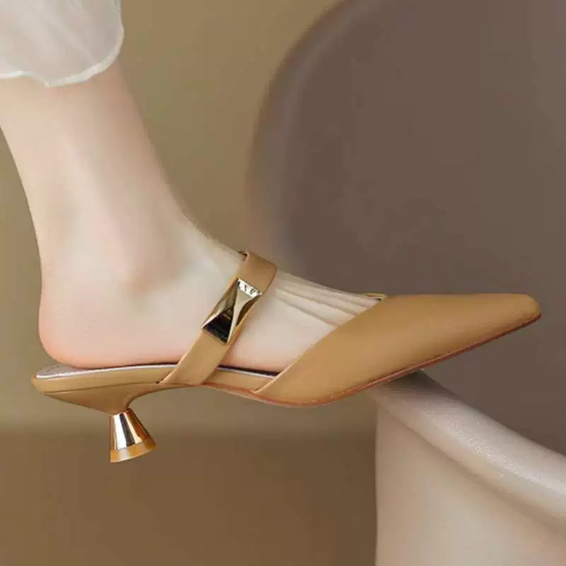 Ретро-шлепанцы Baotou на шпильке для женщин, летние новинки 2025 года, туфли-мюли с острым носком, универсальные сандалии на среднем каблуке, большие размеры