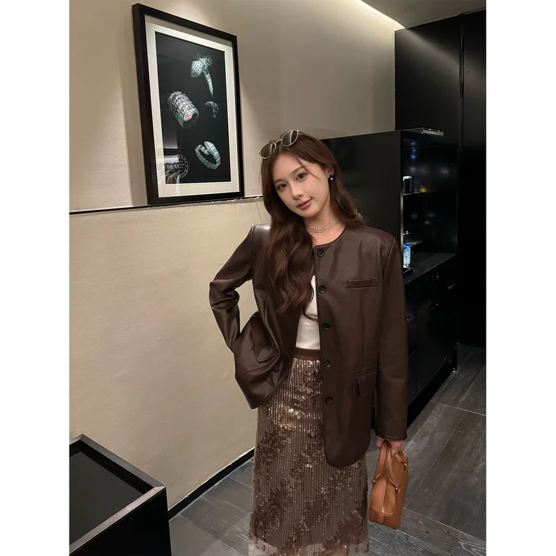 Retro long polyurethane autumn jacket with a round collar, mid-length