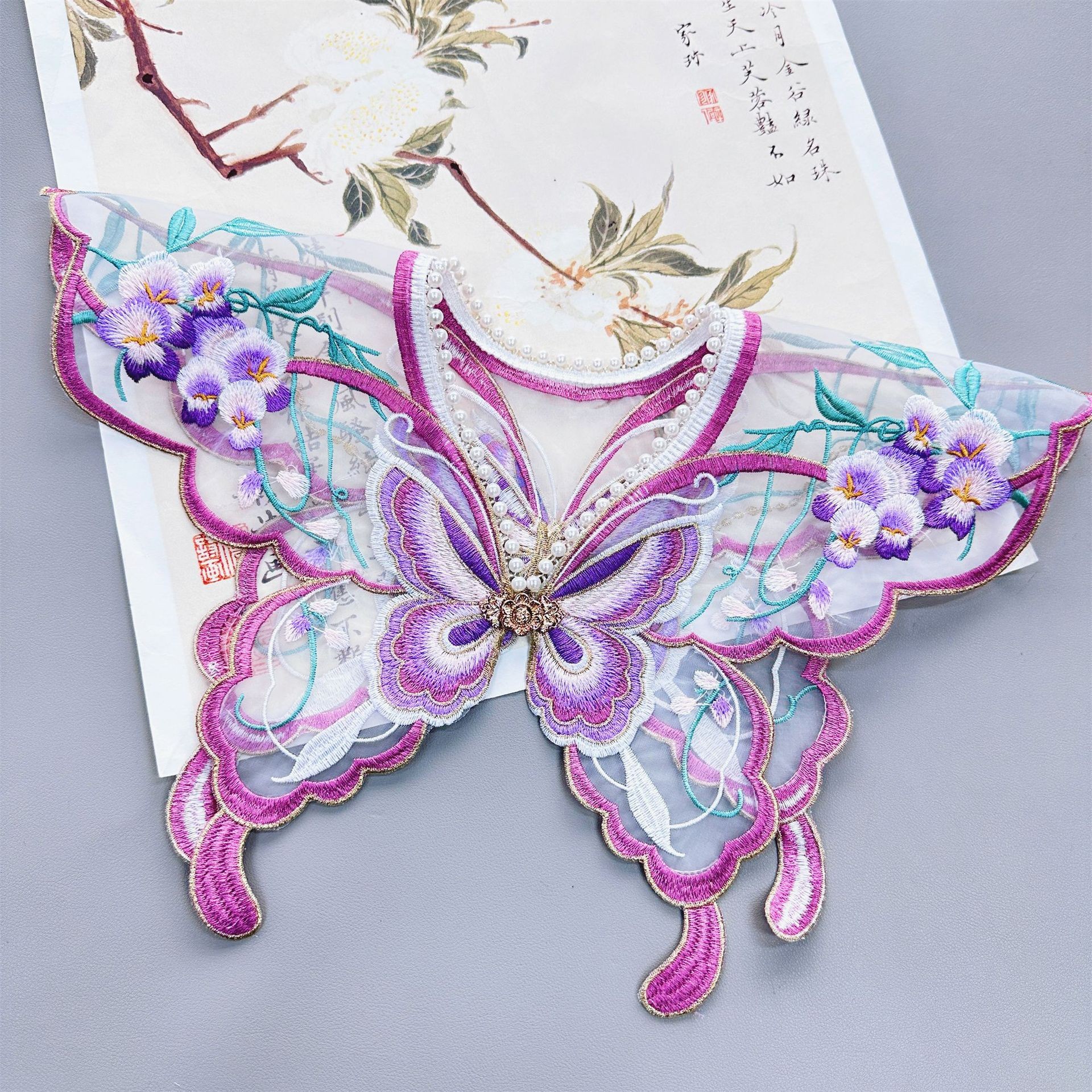 Bordado púrpura botón vestido de caballo hombro nube mariposa malla de perla collar cuentas bordadas decoración de flores de collar adulto