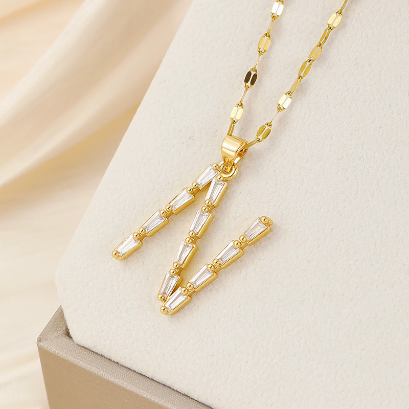 Venta caliente transfronteriza nuevo estilo de cobre con incrustaciones de circón 26 letras inglesas collar colgante T cuadrado de bambú letra cadena de clavícula femenina