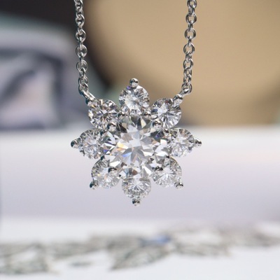 Nine years Jewellery factory Cultivation Diamonds artificial diamond 302 Carat Diamonds Naked drill Sun flower Pendant 18K