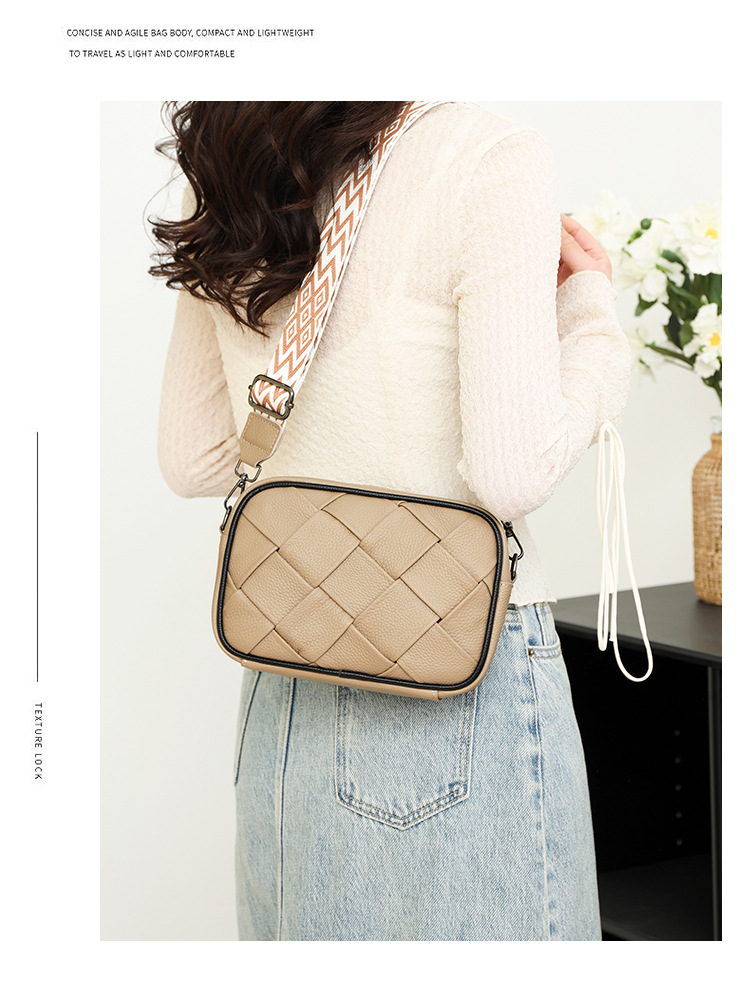 Women's Leather Crossbody Bag With Wide Strap And Diamond Pattern_voghion.com