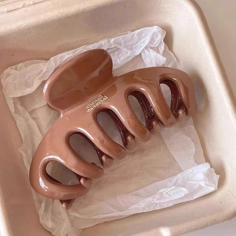 チョコレートブラウンのシンプルな髪にサメのクリップ2025の新しい高級感ヘアクリップの女性の後頭部クリップの髪飾り