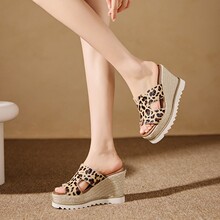 �r�б��y��Ь�ݾ��¸�һ����Ů�ļ��⴩����Rë����Ь¶ֺ�ɸ�Ь