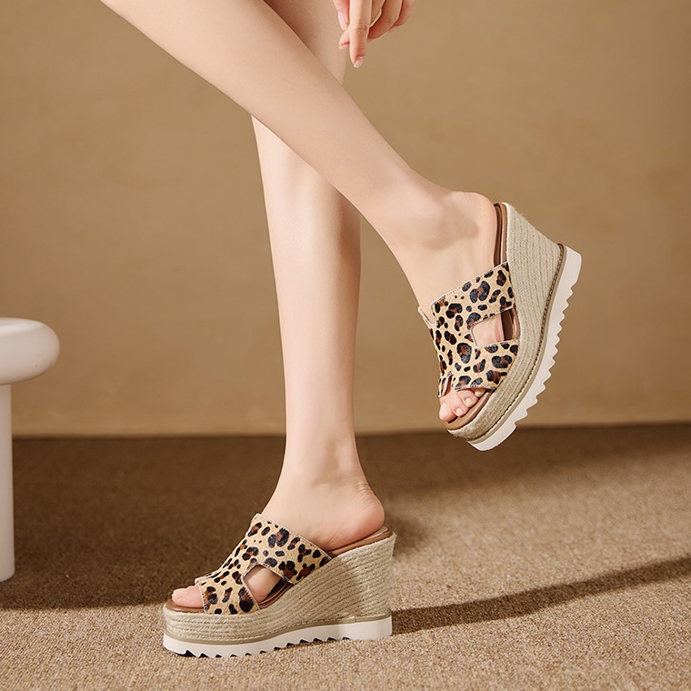 Dép sandal nữ quai ngang họa tiết da báo, đế xuồng bện rơm, gót cao 8 cm — Trang chủ