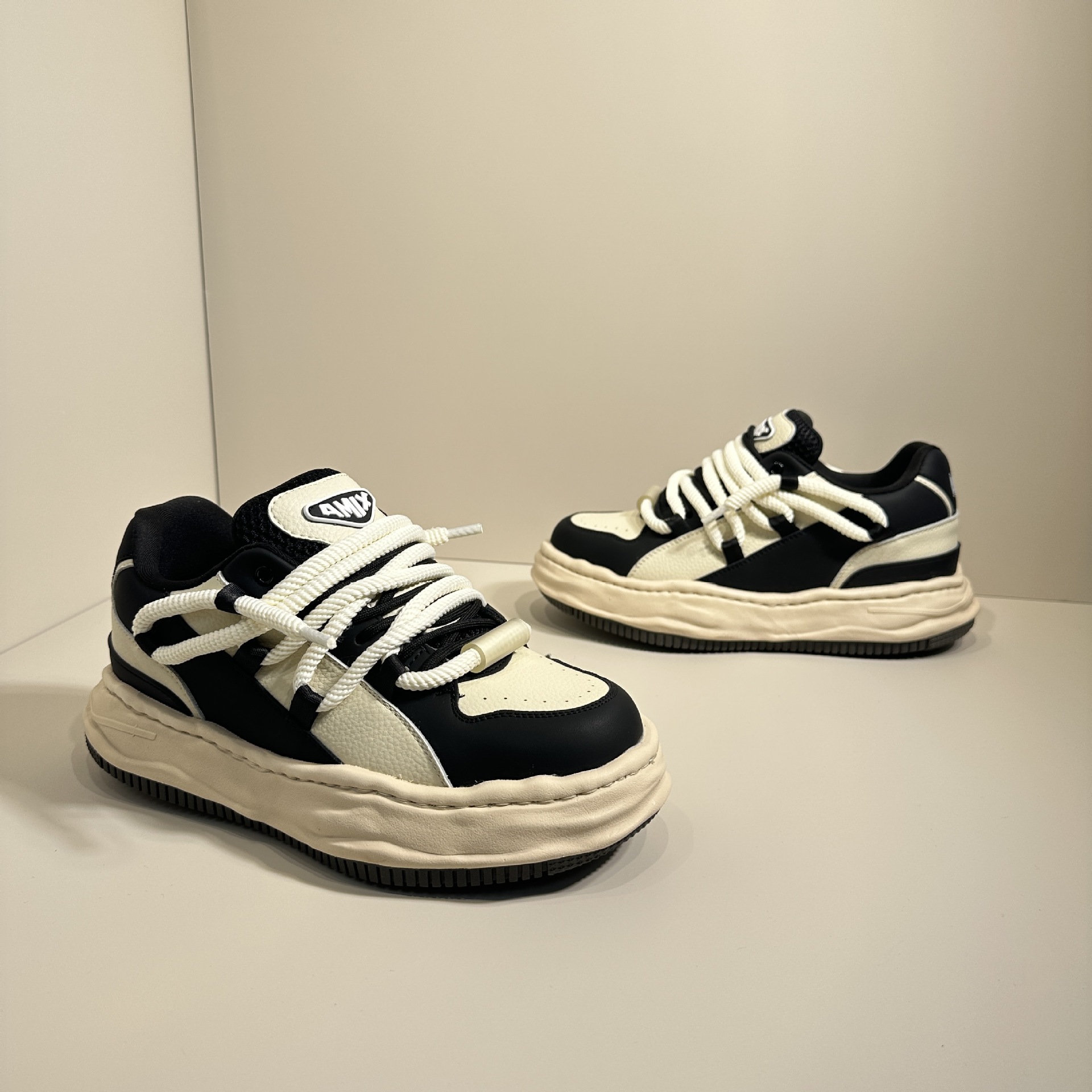 Nuovo aumento invisibile di 7 cm in schiuma a dissoluzione casual con aumento di altezza interna, scarpine bianche, versatile_voghion.com