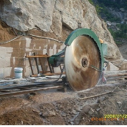 矿山采石机 自动开采设备大型石材分切设备 磁条轨道行走山东机械