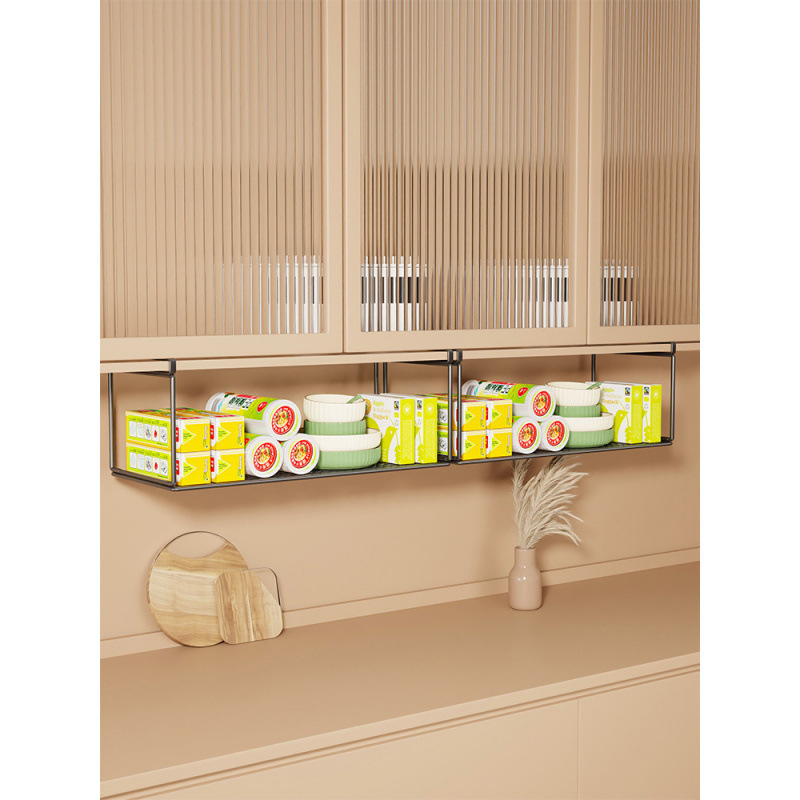 食器棚の下に棚を掛けて棚を吊るします。