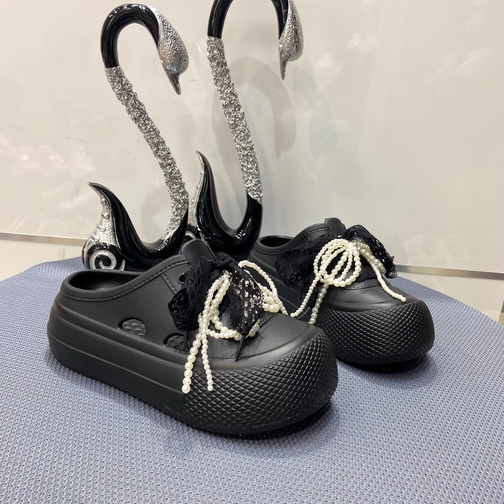 Zapatos sencillos para uso exterior, lindas correas 2025, zapatos con agujeros de todo fósforo de color sólido, sandalias Baotou de verano nuevas para mujer, antideslizante