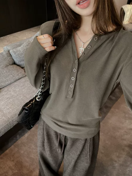 2026 Korean-style women's loose-fitting simple buttoned long-sleeve T-shirt, solid color, versatile, slimming, high-end base top